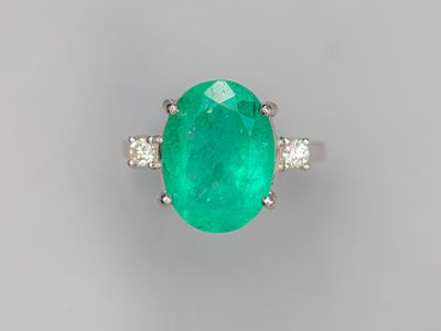 Bague en or gris 750°/°° (18K), sertie d'une émeraude taille… - Photo 1