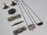 beaucoup de bijoux en argent sur une table blanche