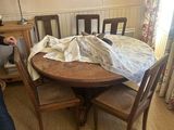 une femme assise à une table recouverte d'une couverture