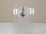 une vitrine en verre dans laquelle est exposé un collier coloré
