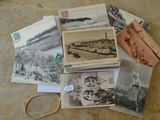 une pile de vieilles cartes postales sur une table