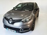 une voiture argentée garée dans une pièce blanche