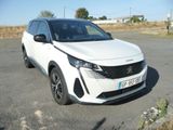 une voiture blanche garée dans un parking