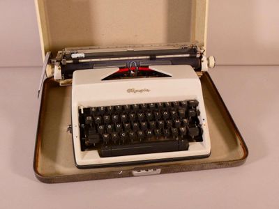 Machine à écrire de transport Olympia dans sa mallette (ferm… - Photo 1