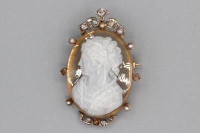 Broche en or ornée d’un camée sur agate à motif de profil fé…