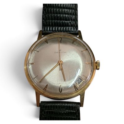 une montre posée sur un bracelet en cuir noir