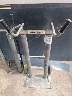 un support métallique muni d'une paire de poignées