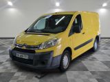 une camionnette jaune Citrole garée dans une grande pièce au sol à carreaux