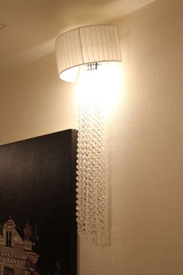une photo d'une chambre avec un lit et un tableau accroché au mur