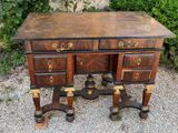 un bureau en bois avec deux tiroirs et deux pieds