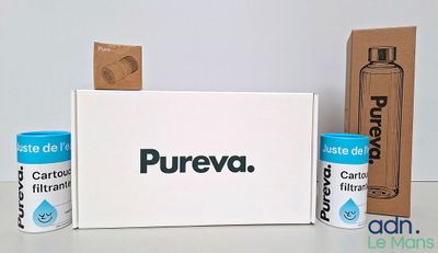 trois boîtes de Pureva posées sur une table, à côté d'un carton
