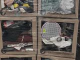 un chariot rempli de raquettes de tennis à l'arrière d'un camion