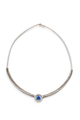 un collier avec une pierre bleue sur fond blanc