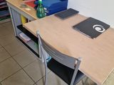 un bureau sur lequel se trouvent un ordinateur portable et un cahier