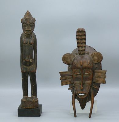 paire de statues africaines en bois sculpté représentant un homme et une femme