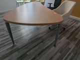 un parquet en bois massif dans un bureau équipé d'une table et de chaises