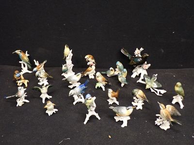 un grand nombre de figurines posées sur une table