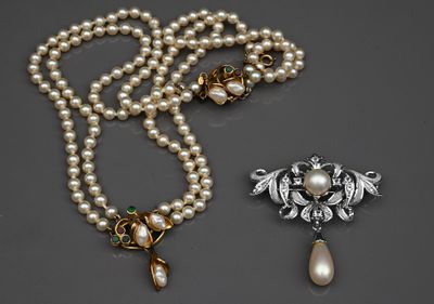 deux colliers de perles et un pendentif orné d'une perle en forme de goutte