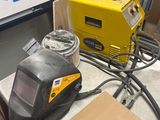 une machine posée sur une table dans une pièce