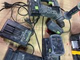 de nombreux outils posés sur une table en bois