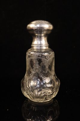 Flacon de forme balustre en cristal taillé à décor gravé de …