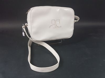 une photo d'un sac à main blanc orné d'un monogramme