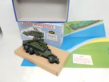 un véhicule militaire miniature muni d'un missile sur le toit