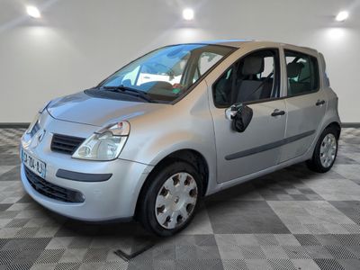 la photo d'une voiture argentée garée dans un garage