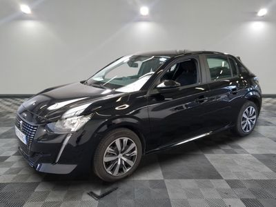 la photo d'une voiture noire sur un sol en damier