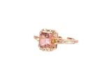 une bague en tourmaline rose et diamant