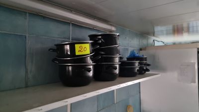 Lot composé de cocottes à moules, assiettes dépareillées, po…