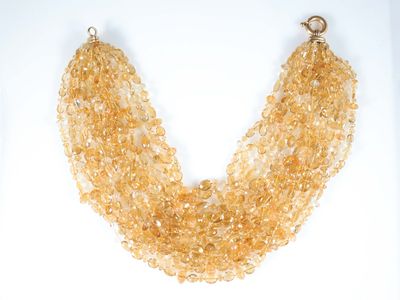 collier composé de perles de citrine sur fond blanc