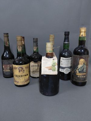 plusieurs bouteilles de vin sont alignées sur une table
