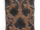 un coussin marron et noir posé sur une table blanche