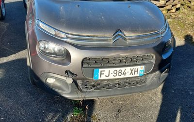 une petite voiture garée sur le bord de la route