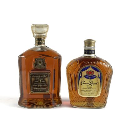 deux bouteilles de whisky Crown Royal posées côte à côte sur une surface blanche