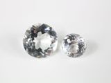 un gros plan sur deux diamants posés sur une surface blanche