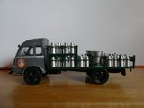 un camion jouet avec plein de pots à l'arrière