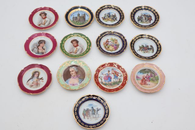 13 petites coupelles en porcelaine (F.M.)