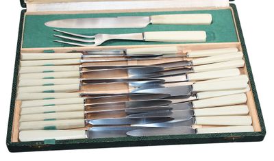 une boîte contenant un service de couteaux et de fourchettes