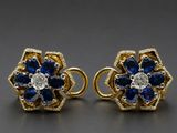 une paire de boucles d'oreilles en saphir et diamant