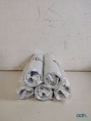 quatre rouleaux de papier toilette posés par terre