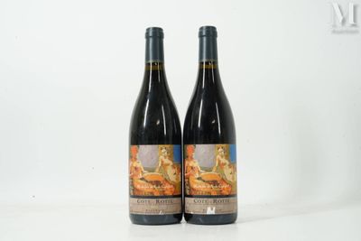 deux bouteilles de vin posées l'une à côté de l'autre sur une table