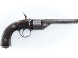 gros plan d'un pistolet sur une surface blanche