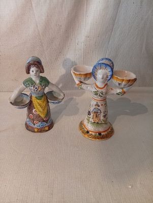 deux figurines assises l'une à côté de l'autre