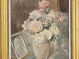 tableau représentant des fleurs dans un vase posé sur une table, avec un cadre photo