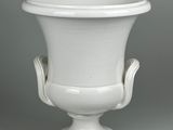 un vase blanc posé sur une table