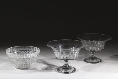 trois verres à pied et un bol posés sur une table