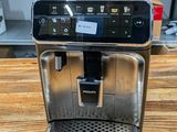 une machine à café posée sur une table en bois