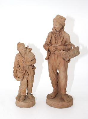 trois figurines en argile représentant un homme et une femme debout l'un à côté de l'autre